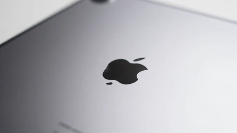Primer plano elegante del iPad con el logo Spark