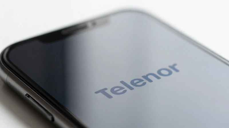 Primer plano suave del iPhone con el logo de Telenor