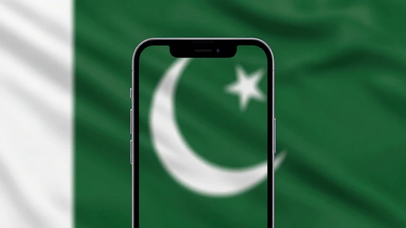 Pantalla móvil con bandera pakistaní suavemente iluminada