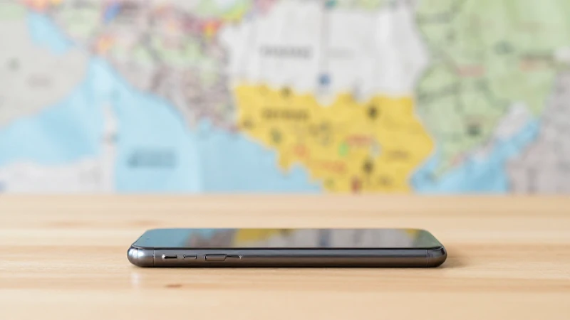 Smartphone sobre mesa, mapa polaco difuso