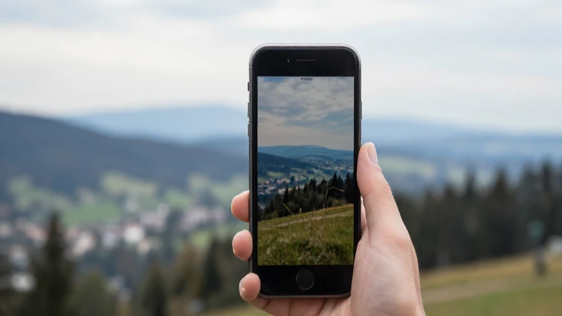 Todo lo que Necesitas Saber sobre APN Slovenia Telekom SI 3 Paisaje esloveno suave con iPhone al fondo