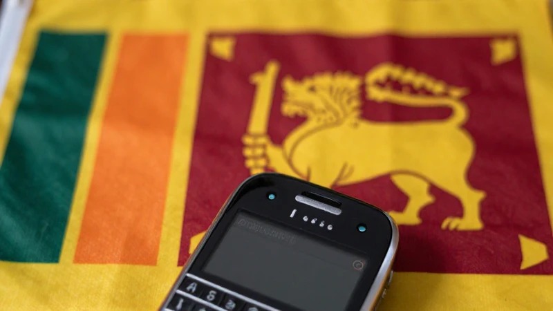 Primer plano cálido con un Blackberry y bandera