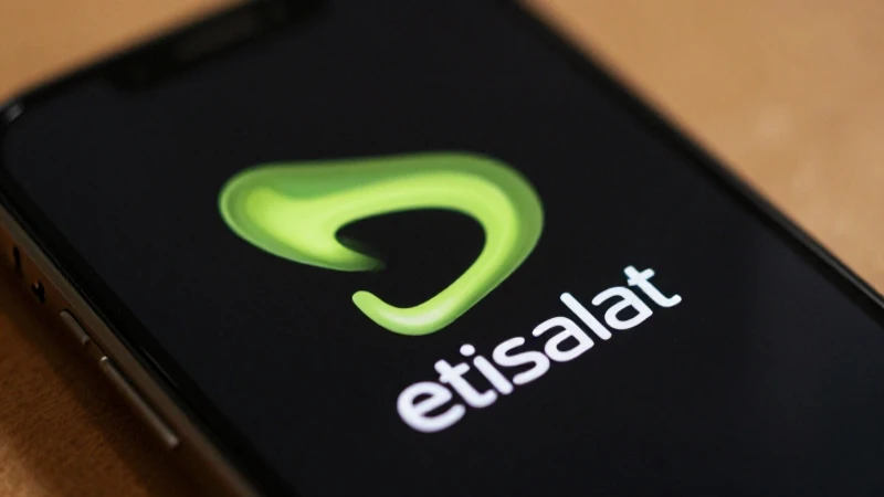 Primer plano del iPhone con logo Etisalat