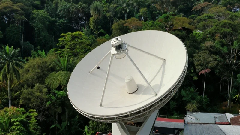 APN Suriname Telesur SR: Configuración y Detalles Esenciales 4 Antena espacial transmite señal, selva exuberante