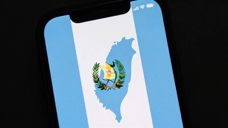 Smartphone con mapa sobre bandera guatemalteca