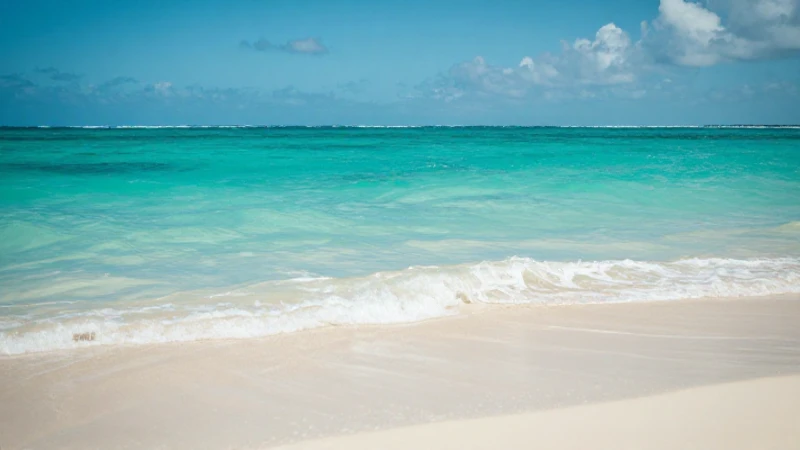 Playa turquesa brillante bajo un día soleado