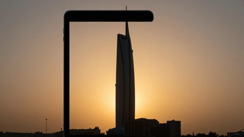 iPad en silueta contra la torre iluminada