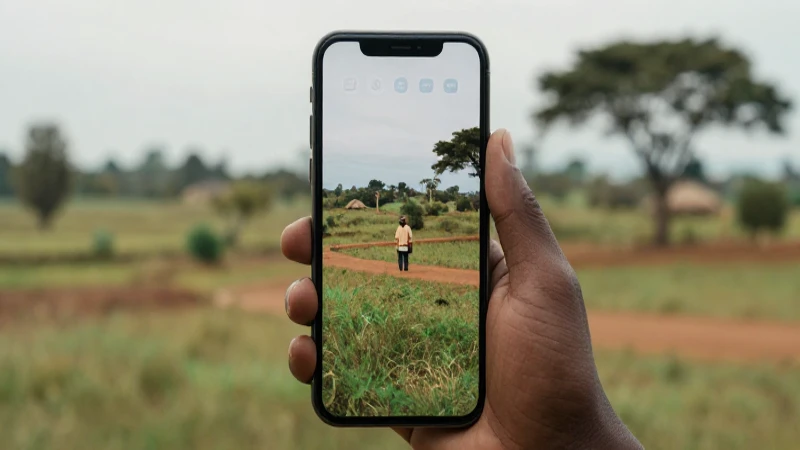 Pantalla muestra paisaje rural ugandés cinematográfico