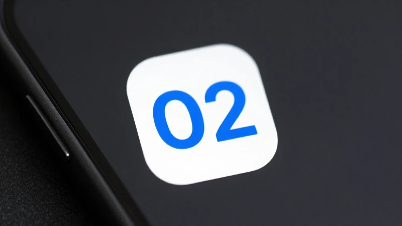 iPhone iluminado sobre fondo desenfocado del operador O2