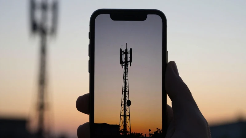 Smartphone a contraluz en hora dorada