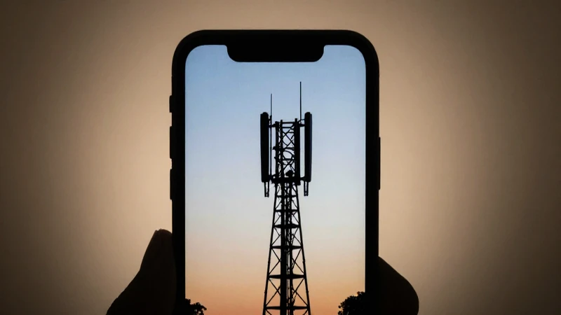 Pantalla móvil, torre celular, luz suave