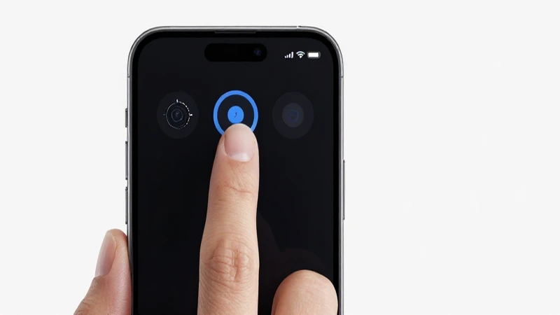 Primer plano del iPhone ajustando configuración