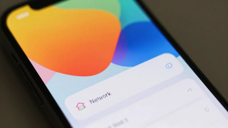 Smartphone mostrando ajustes con formas geométricas suaves