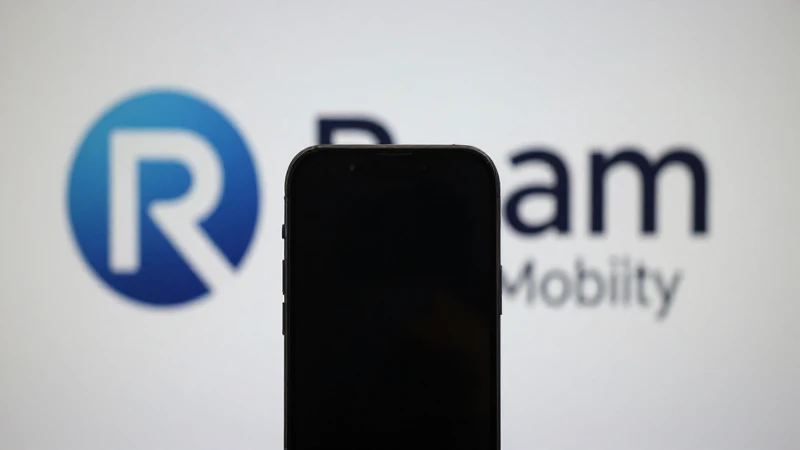 iPhone destacando, con sutil logo de Roam