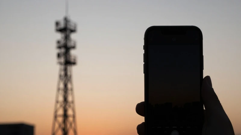 Teléfono contra torre, luz cálida suave