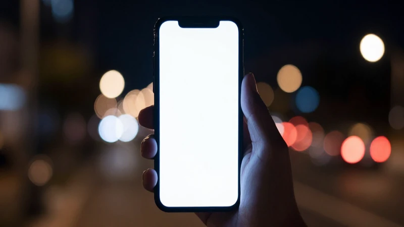 Pantalla brillante en ciudad nocturna borrosa