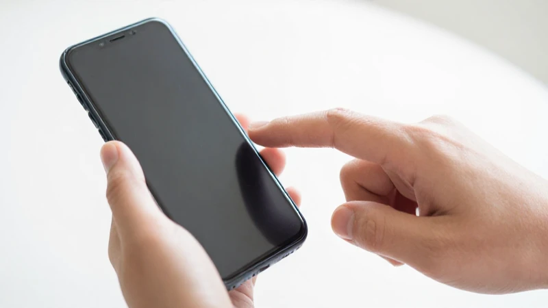 Configura APN de Assurance Wireless para Conexión 5G Rápida 4 Primer plano de manos usando un Android