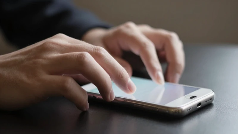 Primer plano: iPhone con manos escribiendo