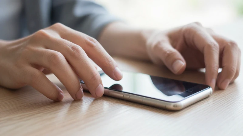Smartphone en mesa, suaves toques a la luz