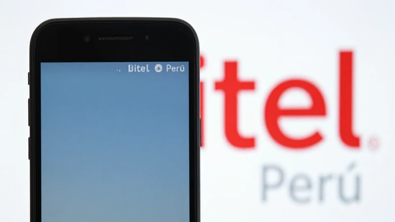 Smartphone Android con logo Bitel difuminado