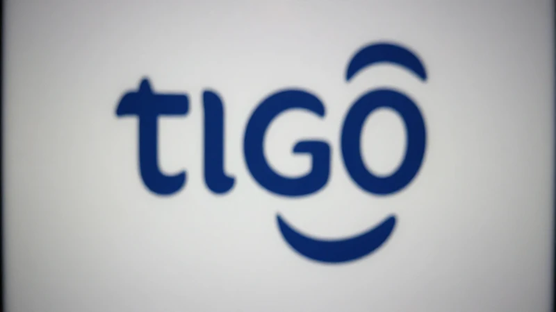 iPhone con logotipo de Tigo desenfocado