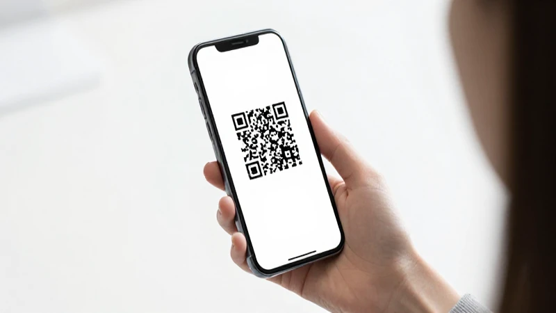 Código QR visible en el smartphone