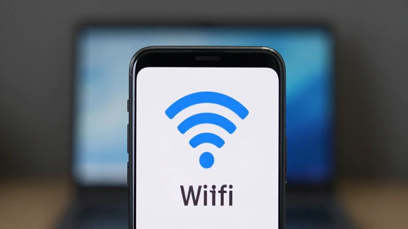 Smartphone Android con fondo desenfocado y WiFi