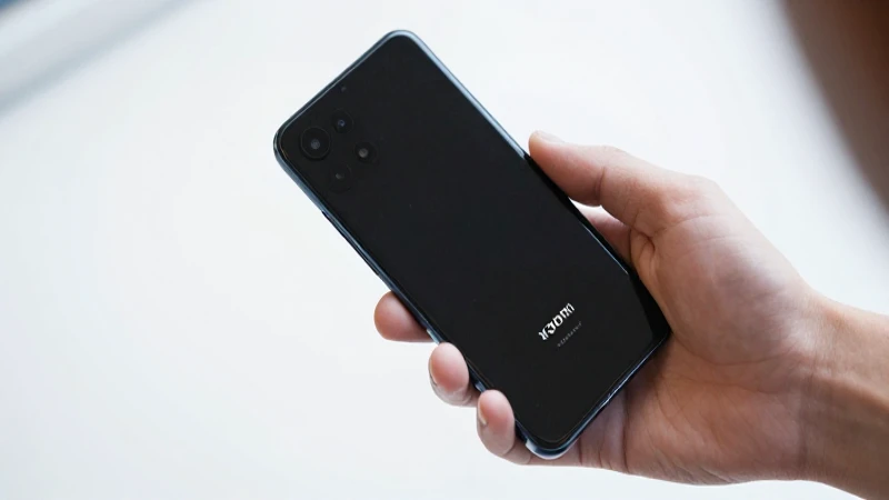 Primer plano de un móvil Xiaomi iluminado