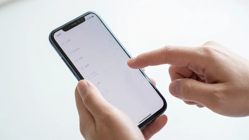 Smartphone Android, interacción táctil, iluminación brillante